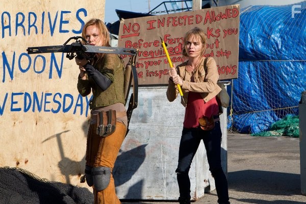 Taryn Manning and Anya Monzikova in Апокалипсис зомби (2011)