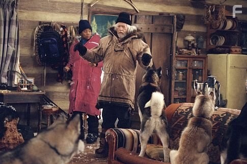James Coburn and Cuba Gooding Jr. in Снежные псы (2002)