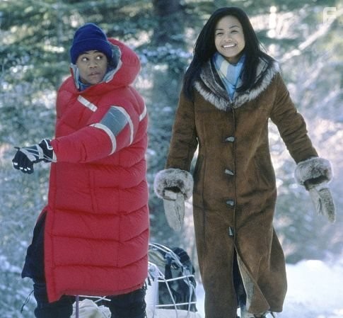 Cuba Gooding Jr. and Joanna Bacalso in Снежные псы (2002)