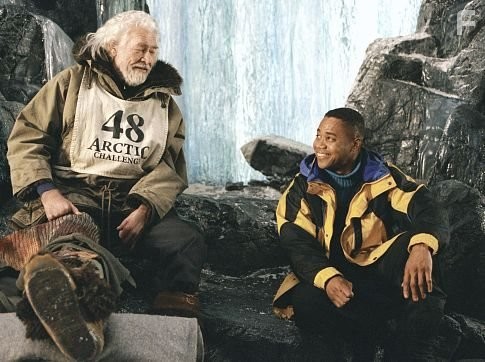 James Coburn and Cuba Gooding Jr. in Снежные псы (2002)