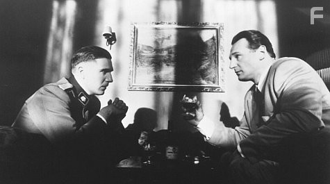 Ralph Fiennes and Liam Neeson in Список Шиндлера (1993)
