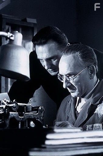 Liam Neeson and Ben Kingsley in Список Шиндлера (1993)