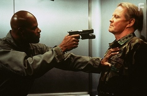 Jon Voight and Keenen Ivory Wayans in Особо опасный преступник (1997)