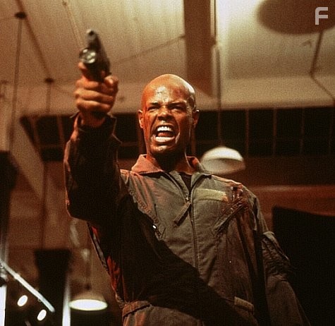 Keenen Ivory Wayans in Особо опасный преступник (1997)