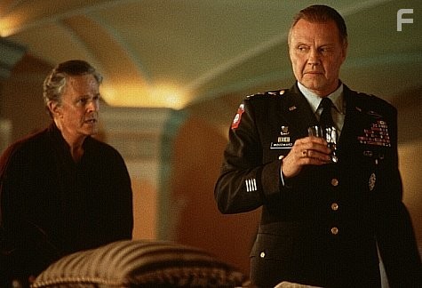 Jon Voight and Robert Culp in Особо опасный преступник (1997)