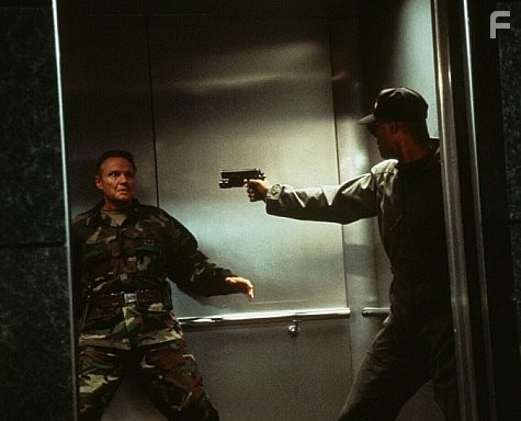 Jon Voight and Keenen Ivory Wayans in Особо опасный преступник (1997)