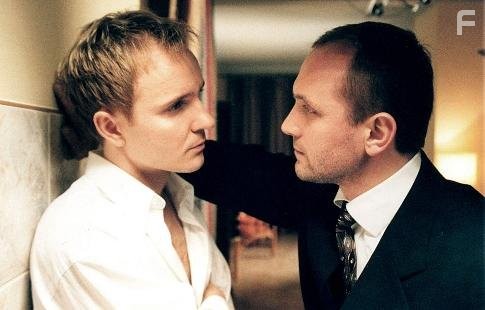 Jacek Borcuch and Andrzej Chyra in Долг (1999)