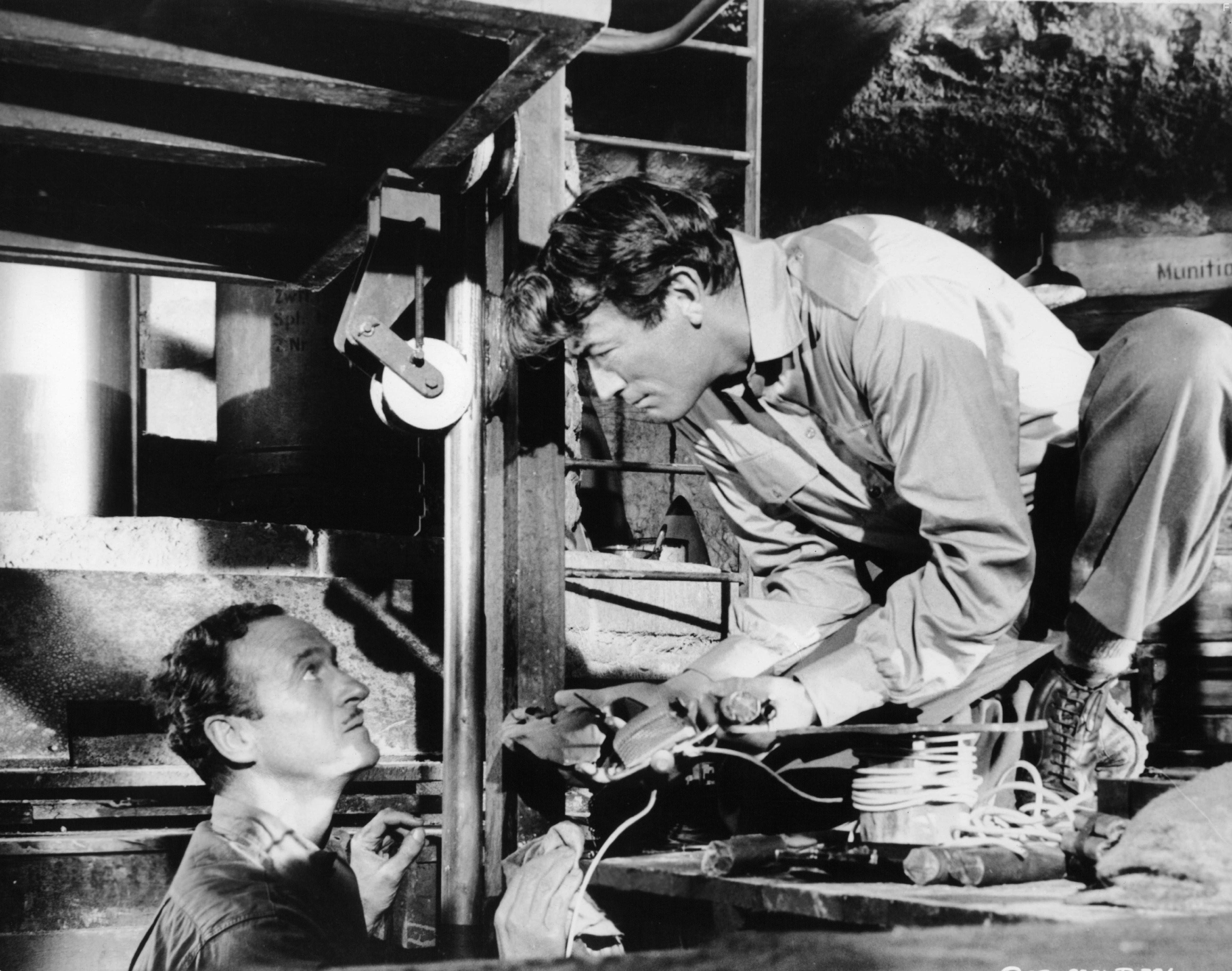 David Niven and Gregory Peck in Пушки Навароне (1961)