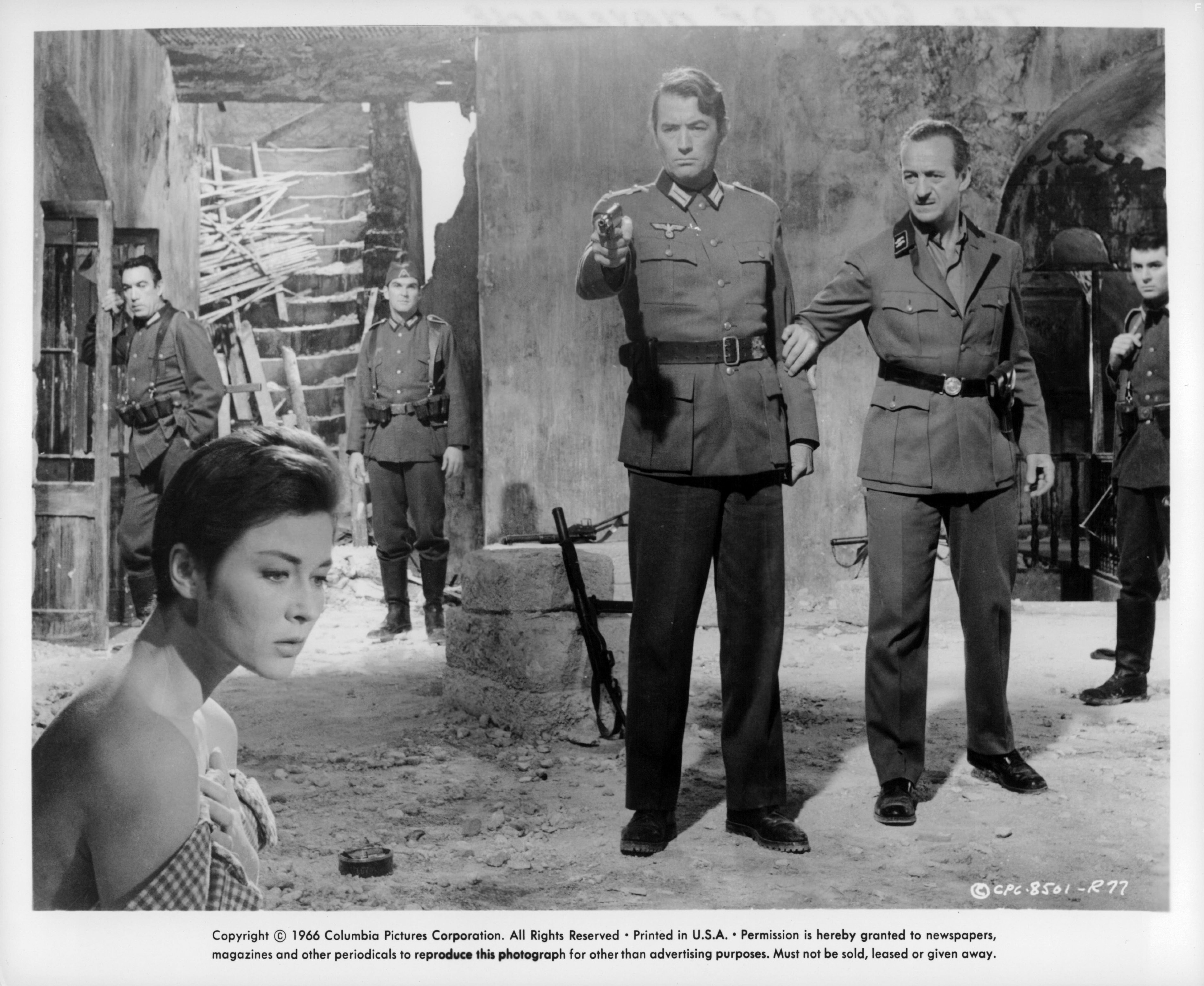 David Niven, Gregory Peck, Anthony Quinn, and Gia Scala in Пушки Навароне (1961)