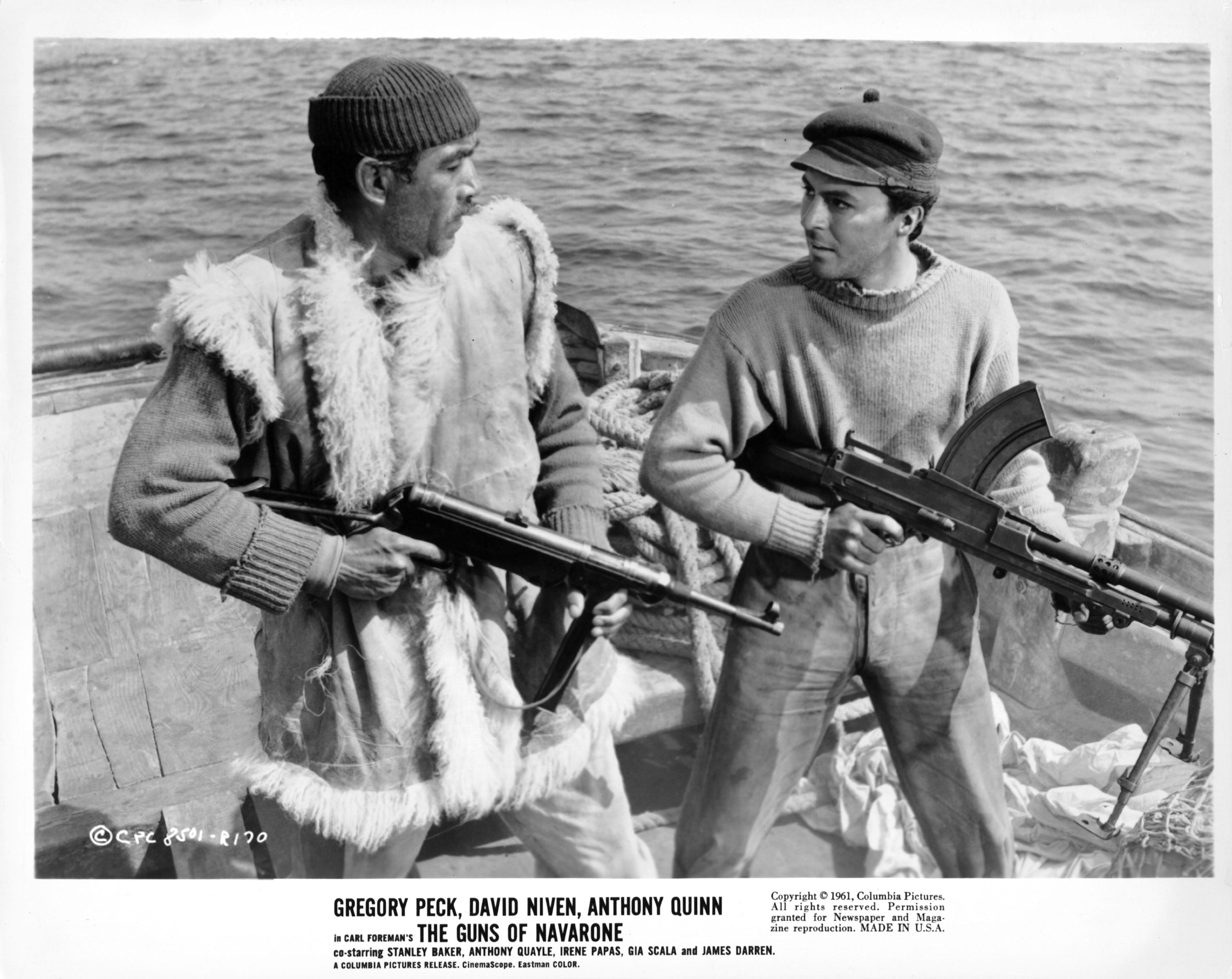 Anthony Quinn and James Darren in Пушки Навароне (1961)