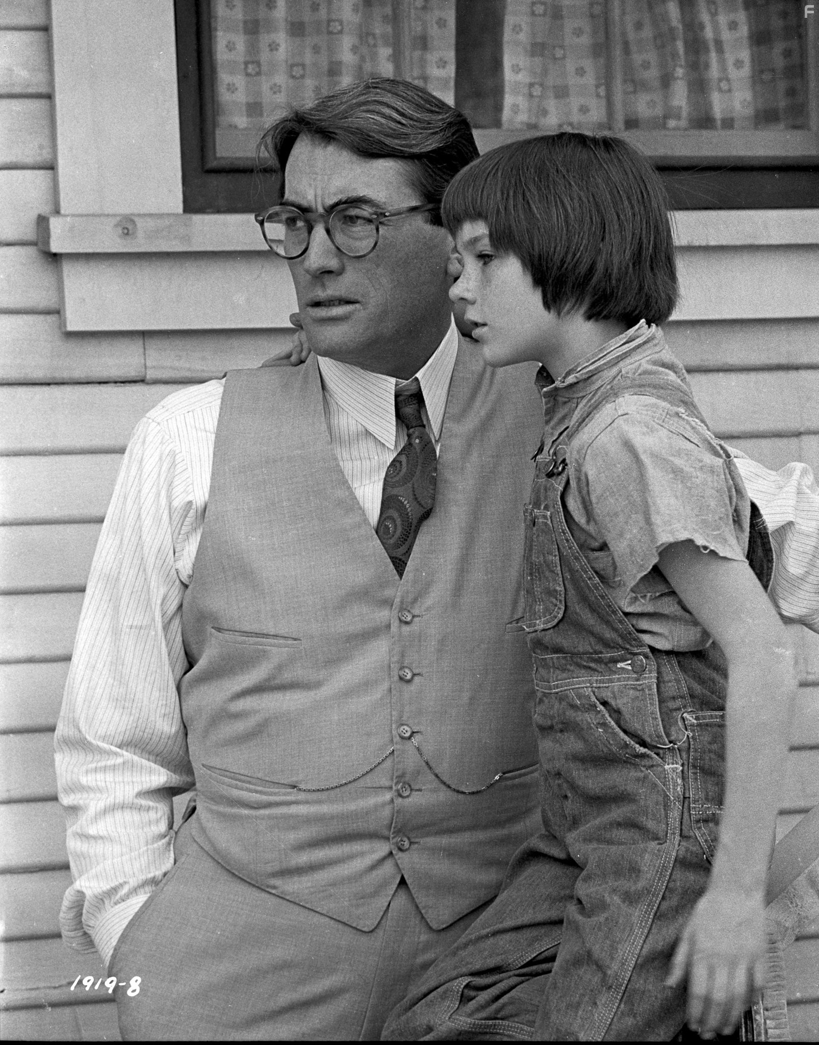 Gregory Peck and Mary Badham in Убить пересмешника (1962)