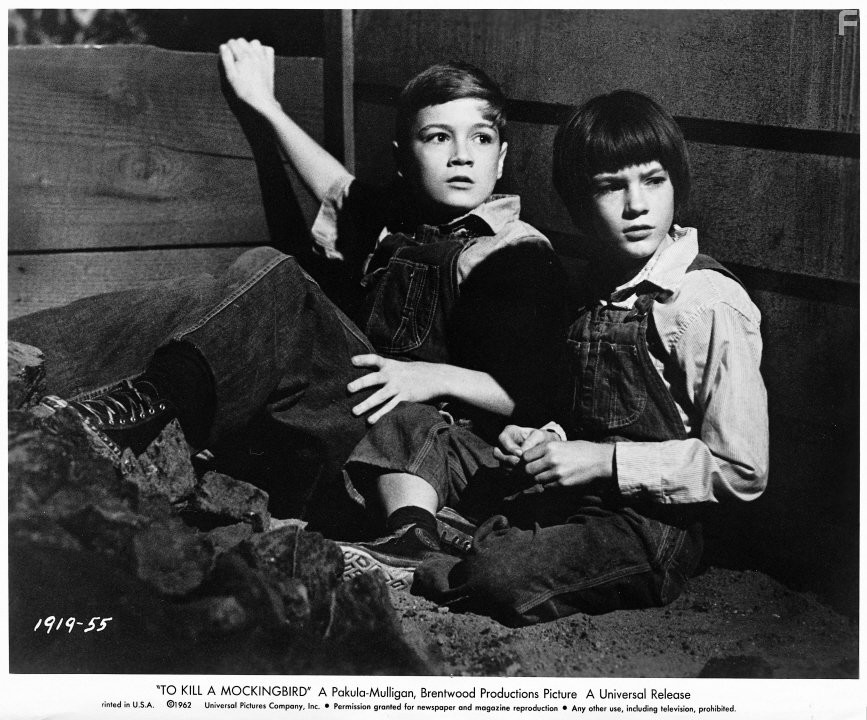 Mary Badham and Phillip Alford in Убить пересмешника (1962)
