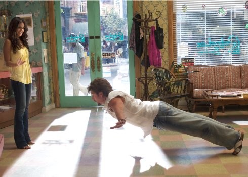 Adam Sandler and Emmanuelle Chriqui in Не шутите с Zоханом! (2008)