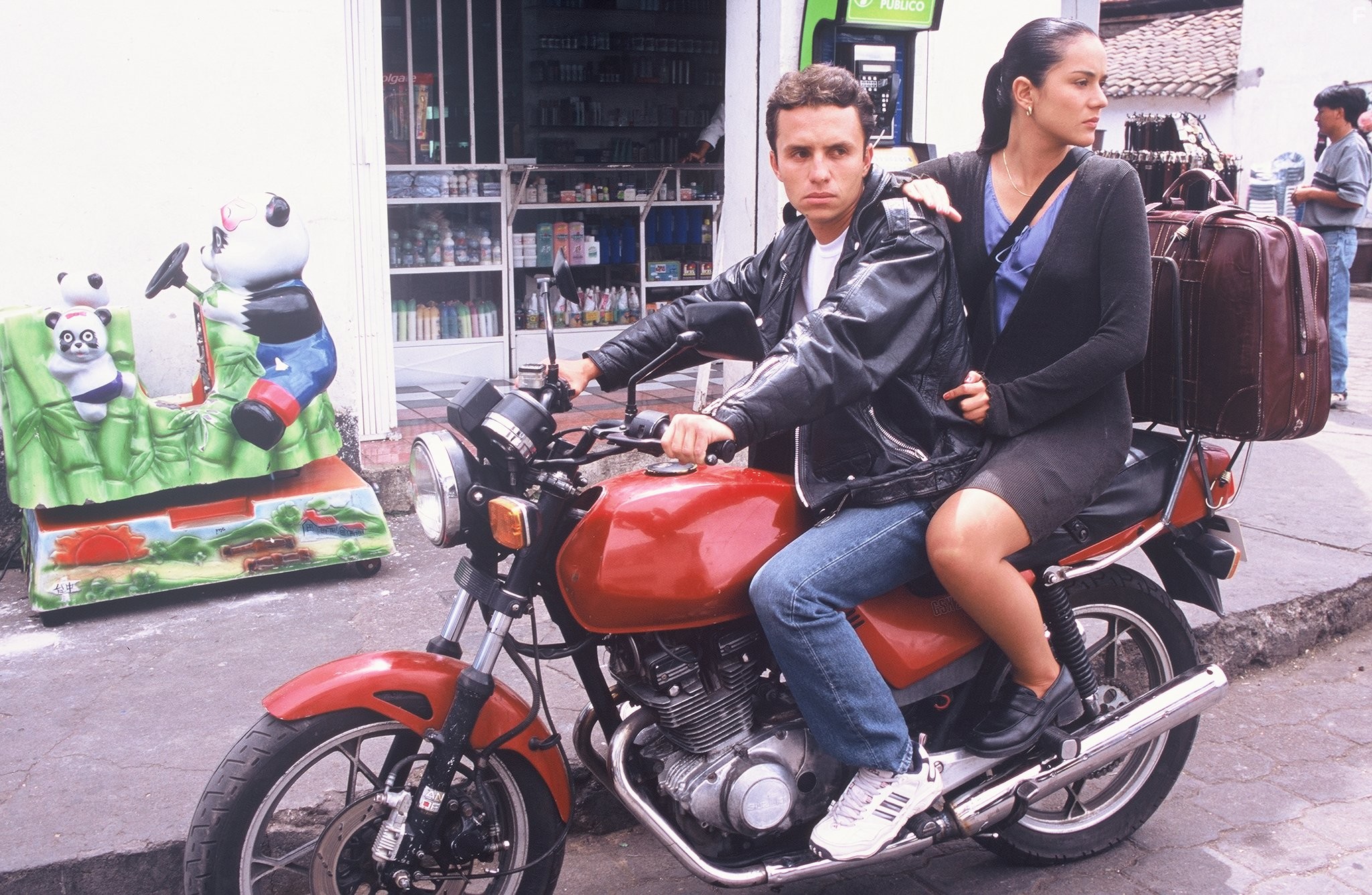 John ?lex Toro and Catalina Sandino Moreno in Благословенная Мария (2004)