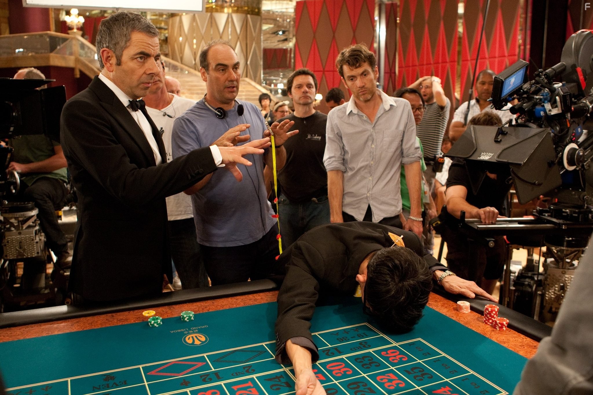 Rowan Atkinson and Oliver Parker in Агент Джонни Инглиш: Перезагрузка (2011)