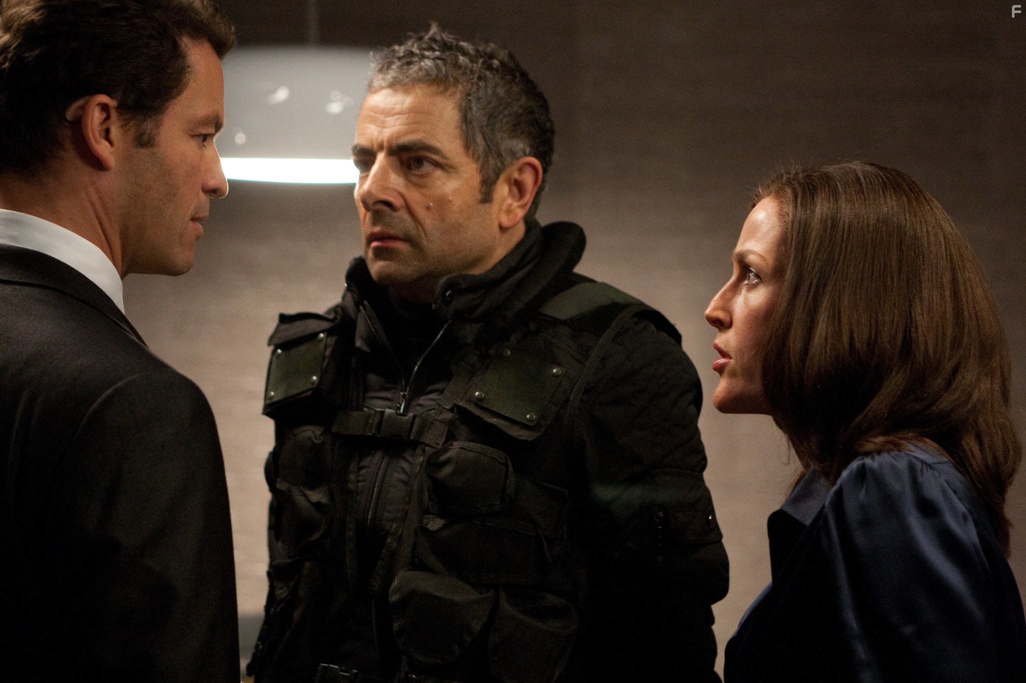 Gillian Anderson, Rowan Atkinson, and Dominic West in Агент Джонни Инглиш: Перезагрузка (2011)