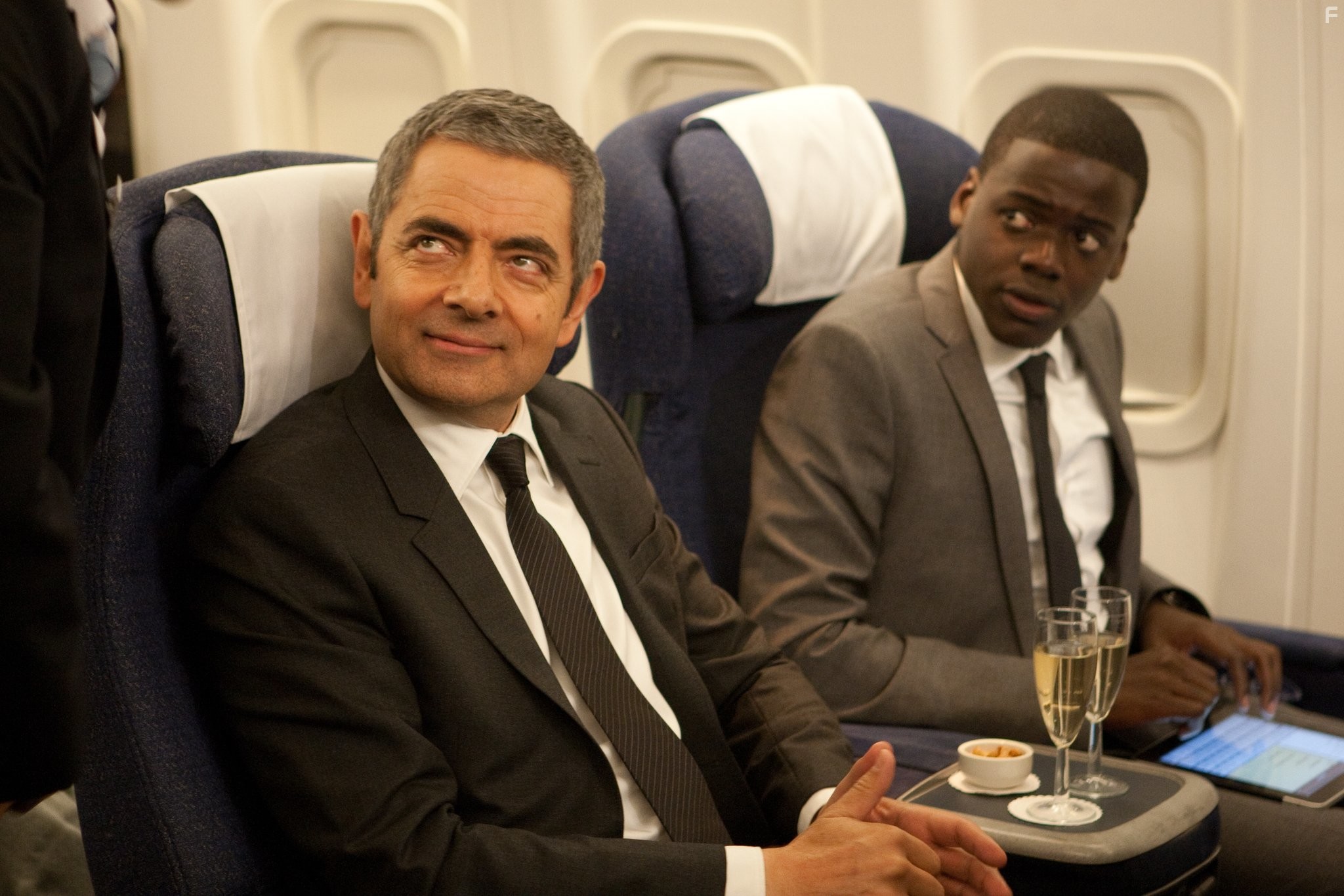 Rowan Atkinson and Daniel Kaluuya in Агент Джонни Инглиш: Перезагрузка (2011)