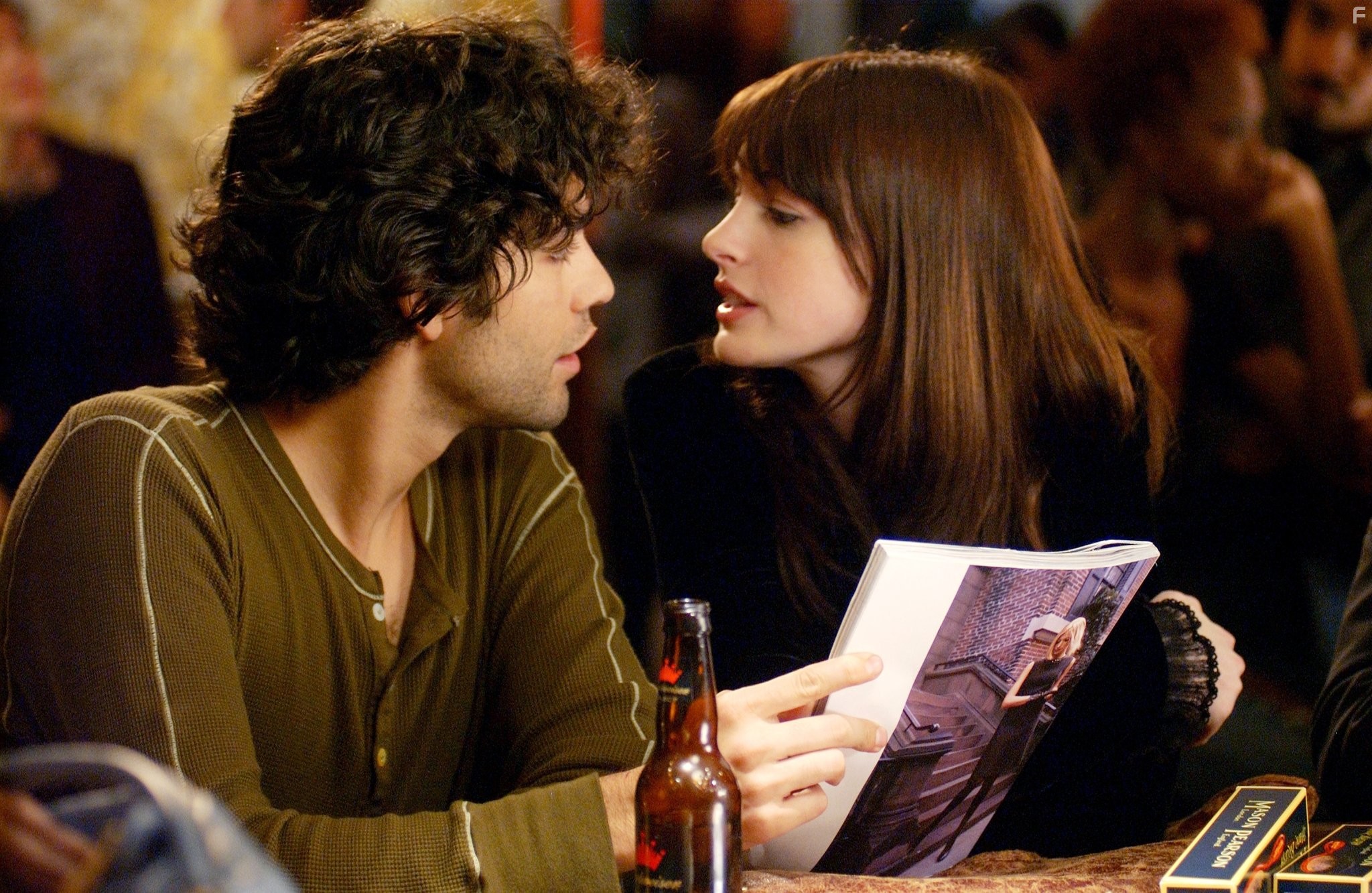 Anne Hathaway and Adrian Grenier in Дьявол носит Prada (2006)