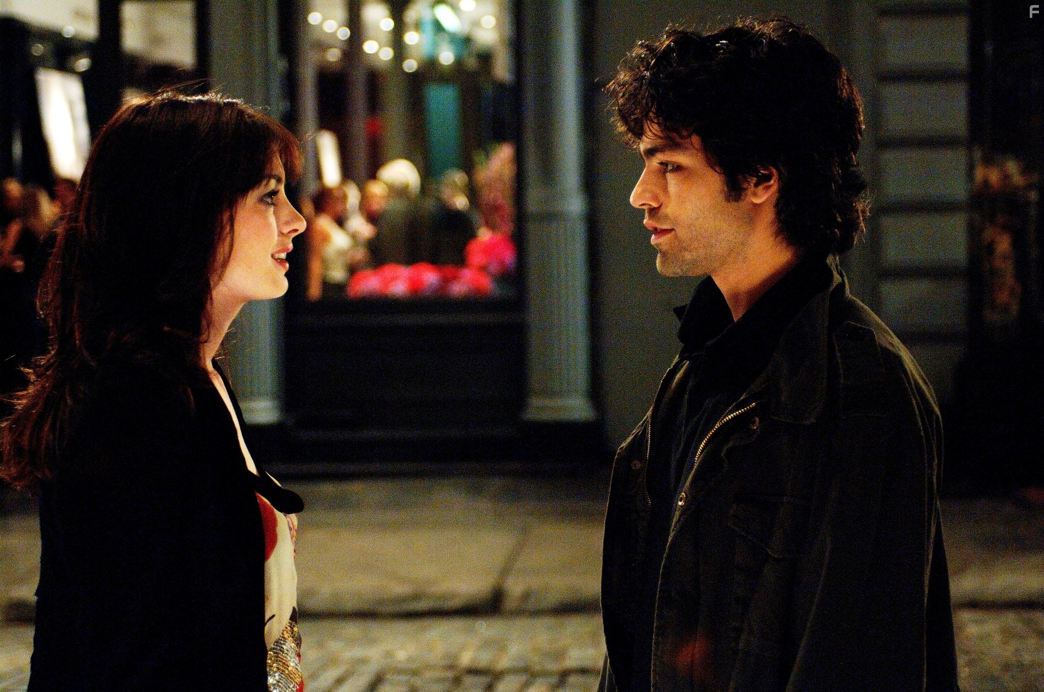 Anne Hathaway and Adrian Grenier in Дьявол носит Prada (2006)