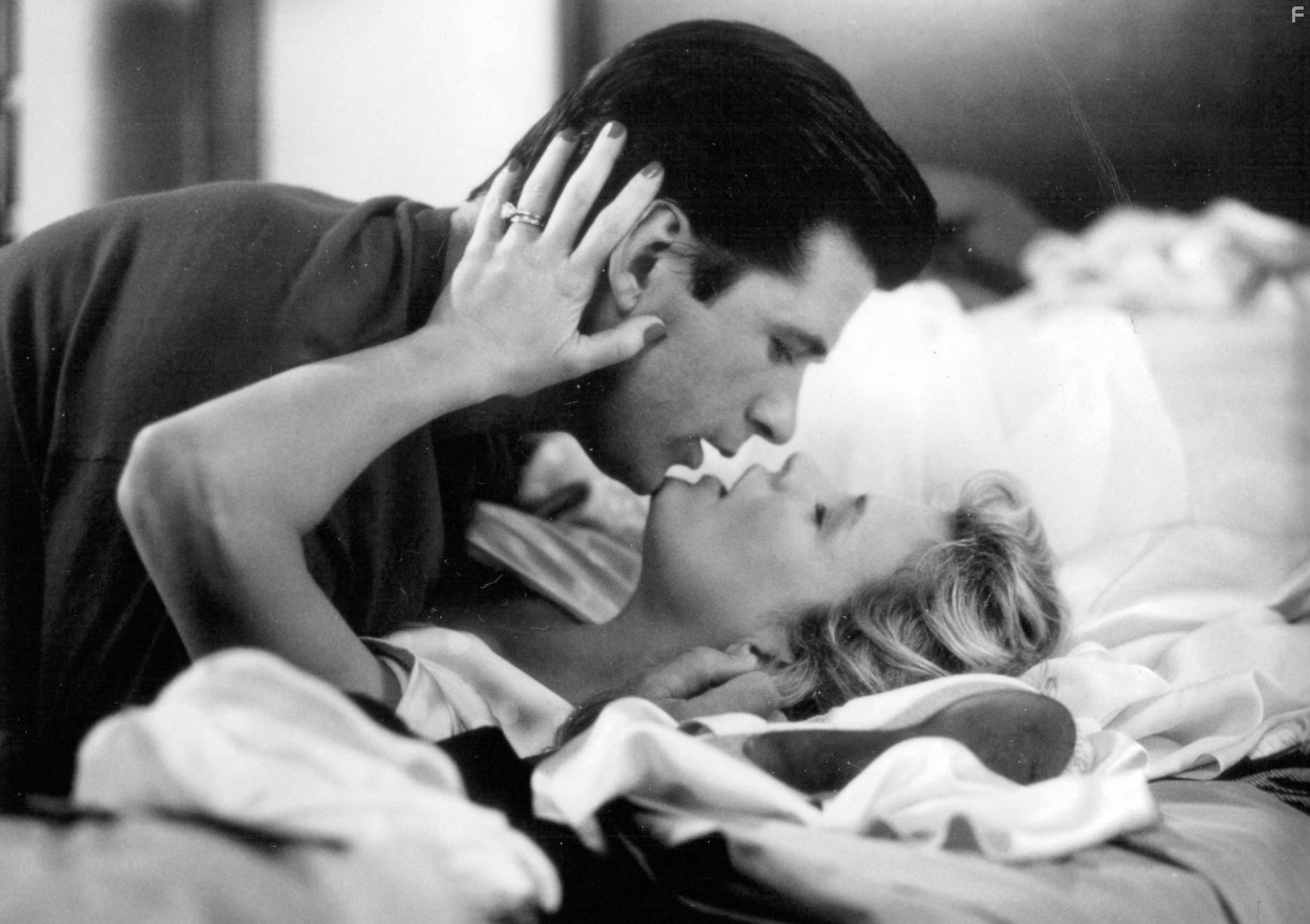 Kim Basinger and Alec Baldwin in Привычка жениться (1991)