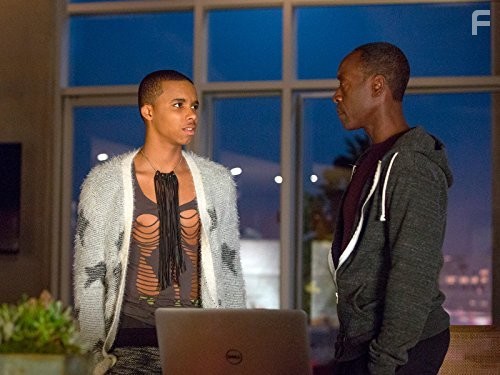 Don Cheadle and Donis Leonard Jr. in Обитель лжи (2012)