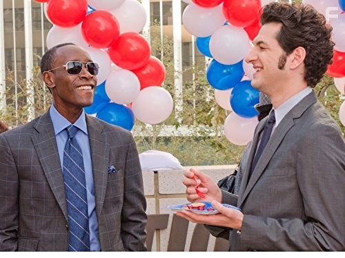 Don Cheadle and Ben Schwartz in Обитель лжи (2012)