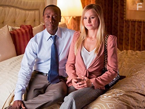 Don Cheadle and Kristen Bell in Обитель лжи (2012)
