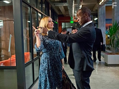 Don Cheadle and Kristen Bell in Обитель лжи (2012)