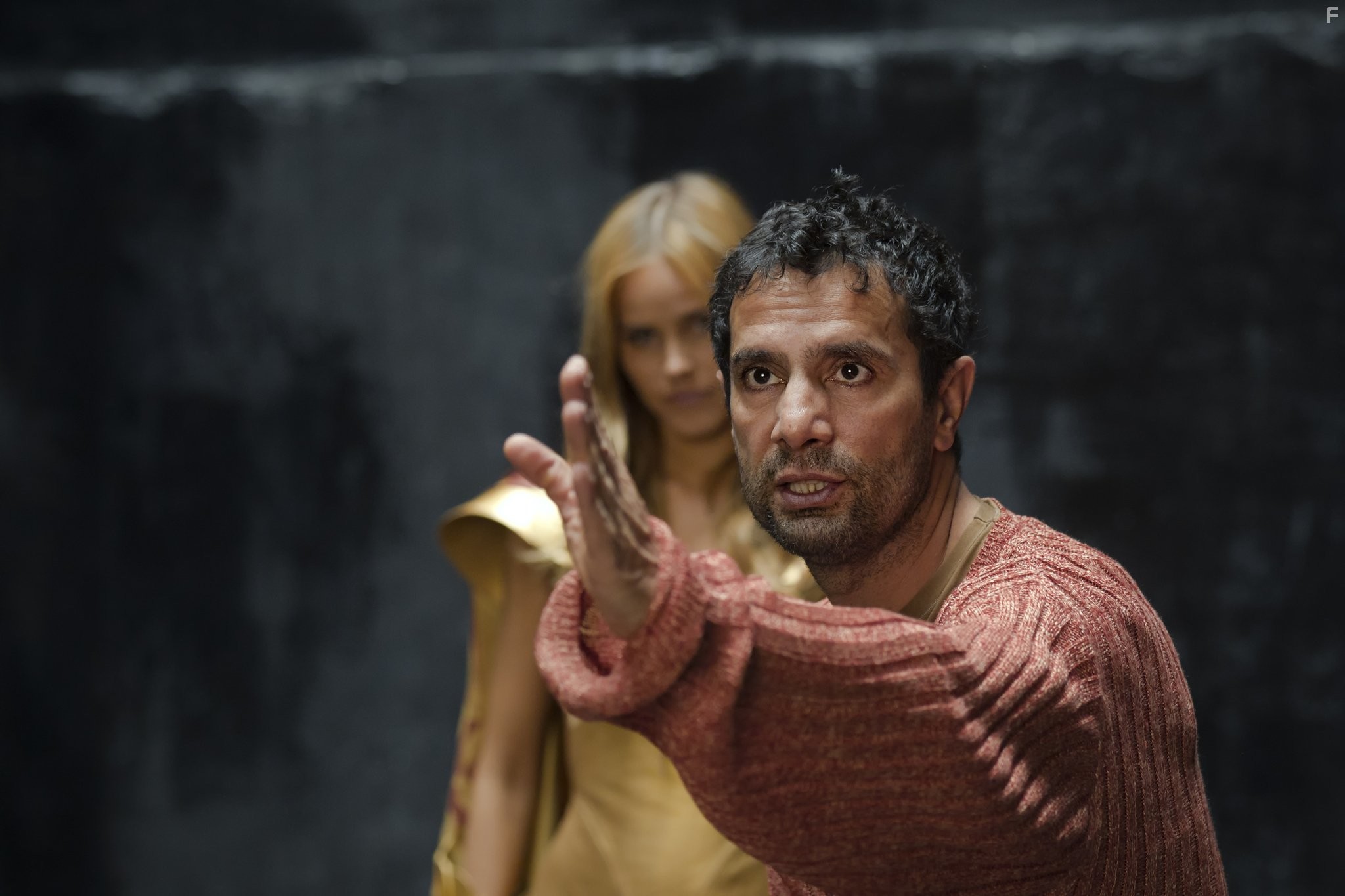 Tarsem Singh and Isabel Lucas in Война Богов: Бессмертные (2011)