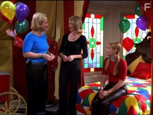 Melissa Joan Hart, Caroline Rhea, and Beth Broderick in Сабрина - маленькая ведьма (1996)