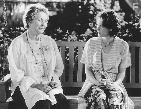 Winona Ryder and Jean Simmons in Лоскутное одеяло (1995)