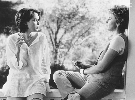 Winona Ryder and Kate Nelligan in Лоскутное одеяло (1995)