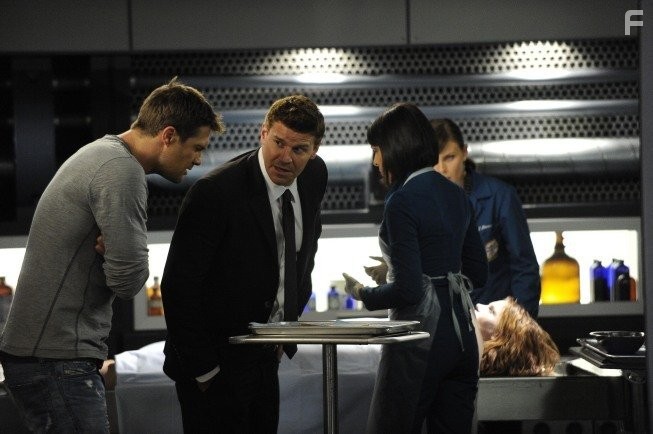 David Boreanaz, Emily Deschanel, and Geoff Stults in Кости (2005)