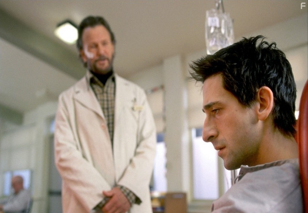 Kris Kristofferson and Adrien Brody in Пиджак (2005)