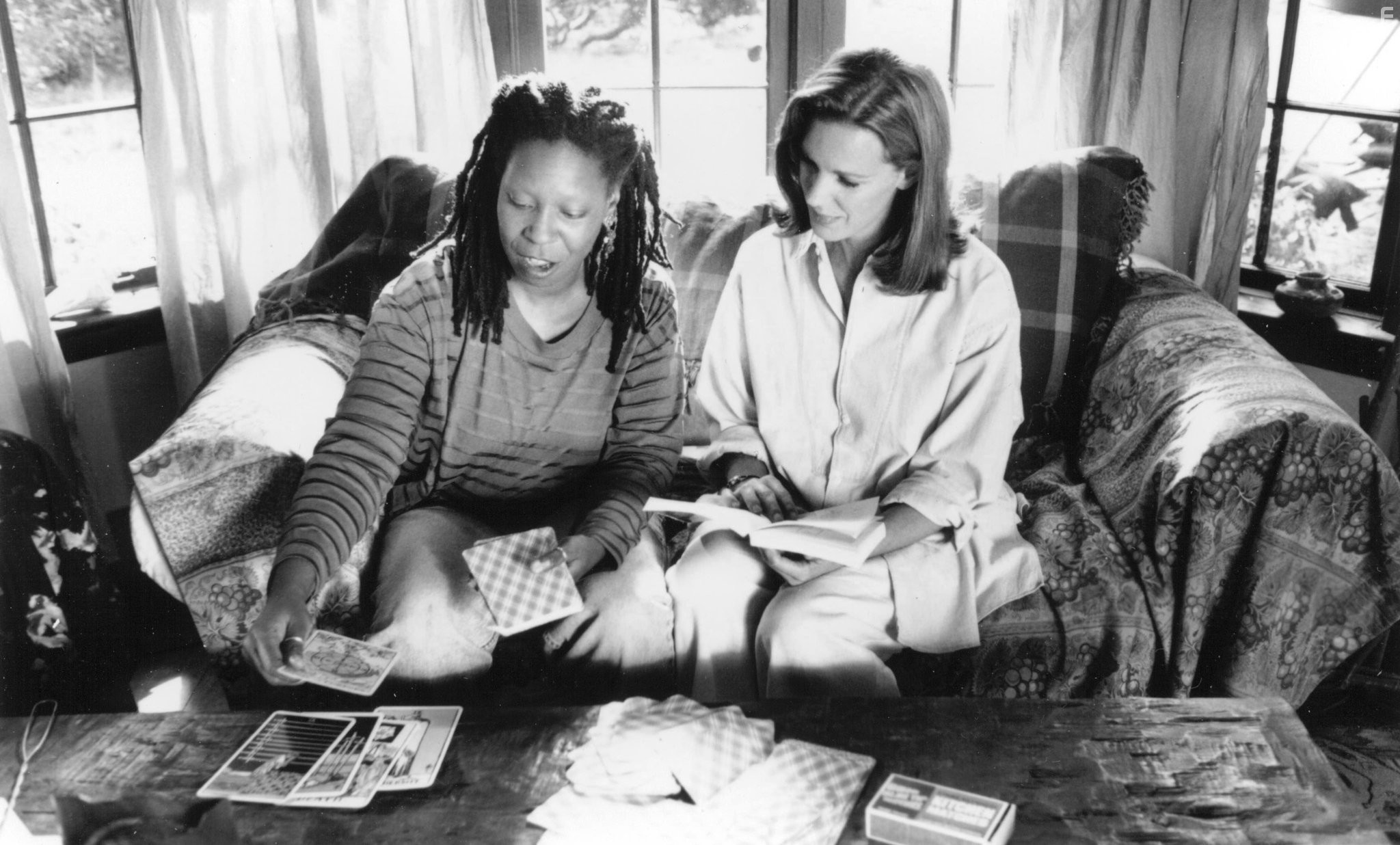 Whoopi Goldberg and Elizabeth Perkins in Лунный свет и Валентино (1995)