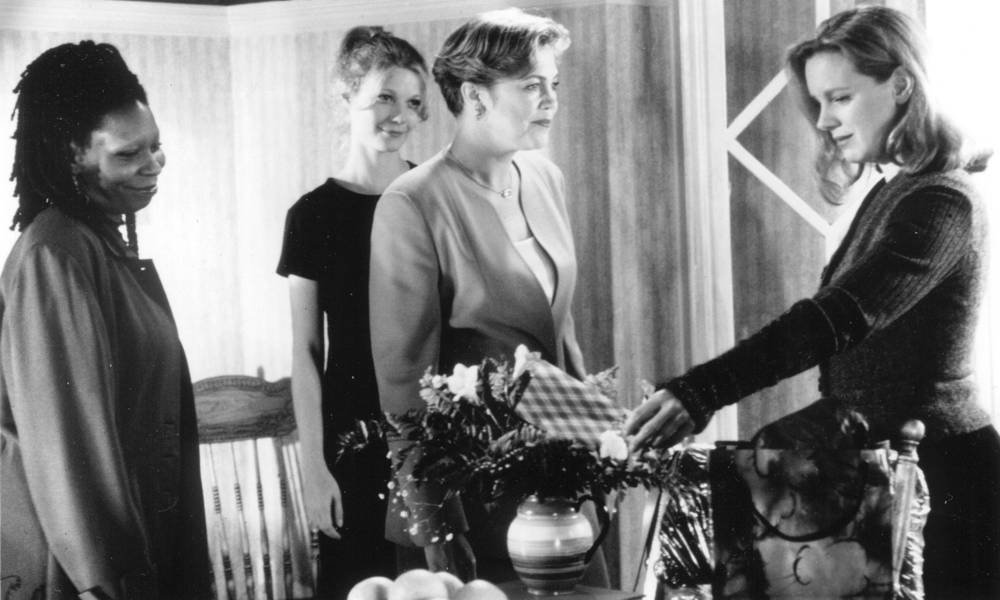 Whoopi Goldberg, Gwyneth Paltrow, Kathleen Turner, and Elizabeth Perkins in Лунный свет и Валентино (1995)