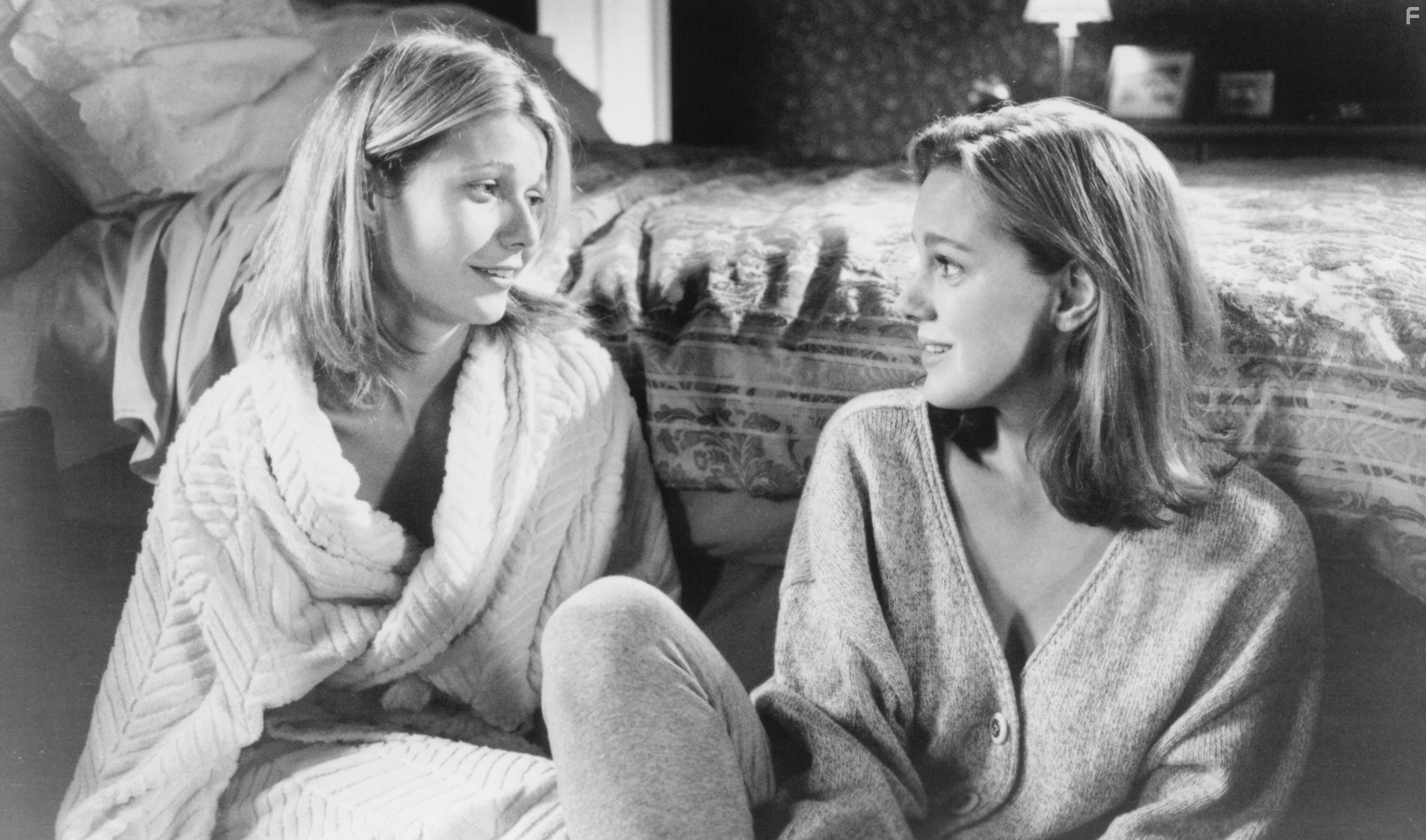 Gwyneth Paltrow and Elizabeth Perkins in Лунный свет и Валентино (1995)