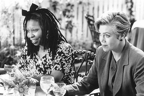 Whoopi Goldberg and Kathleen Turner in Лунный свет и Валентино (1995)