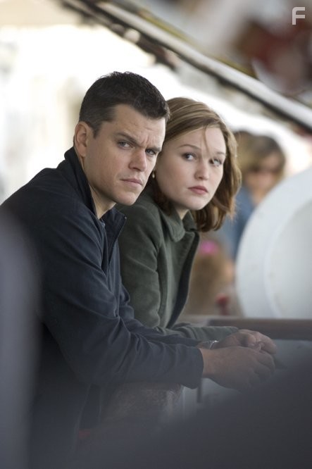 Matt Damon and Julia Stiles in Ультиматум Борна (2007)