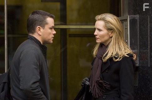 Joan Allen and Matt Damon in Ультиматум Борна (2007)