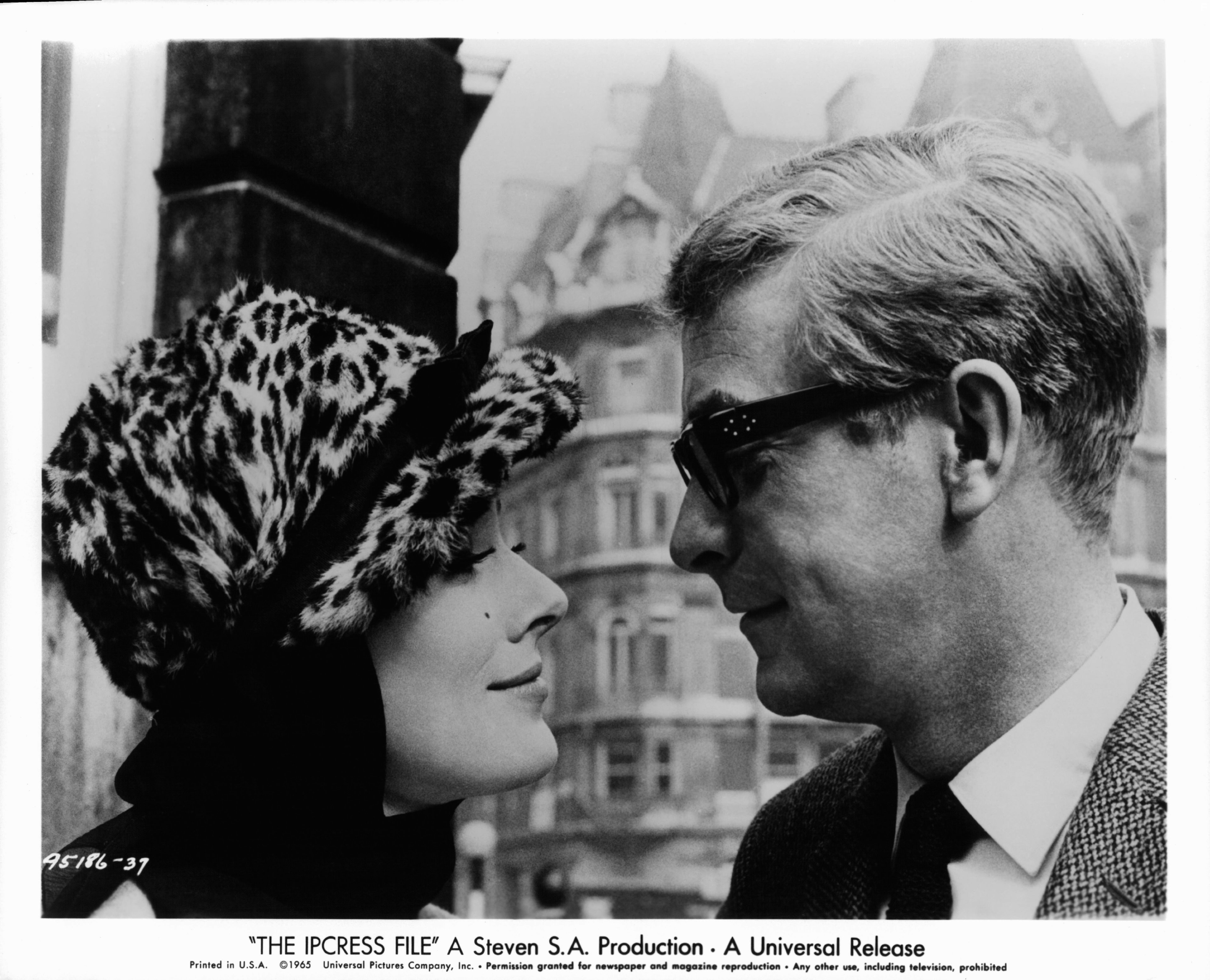 Michael Caine and Sue Lloyd in Досье Ипкресс (1965)