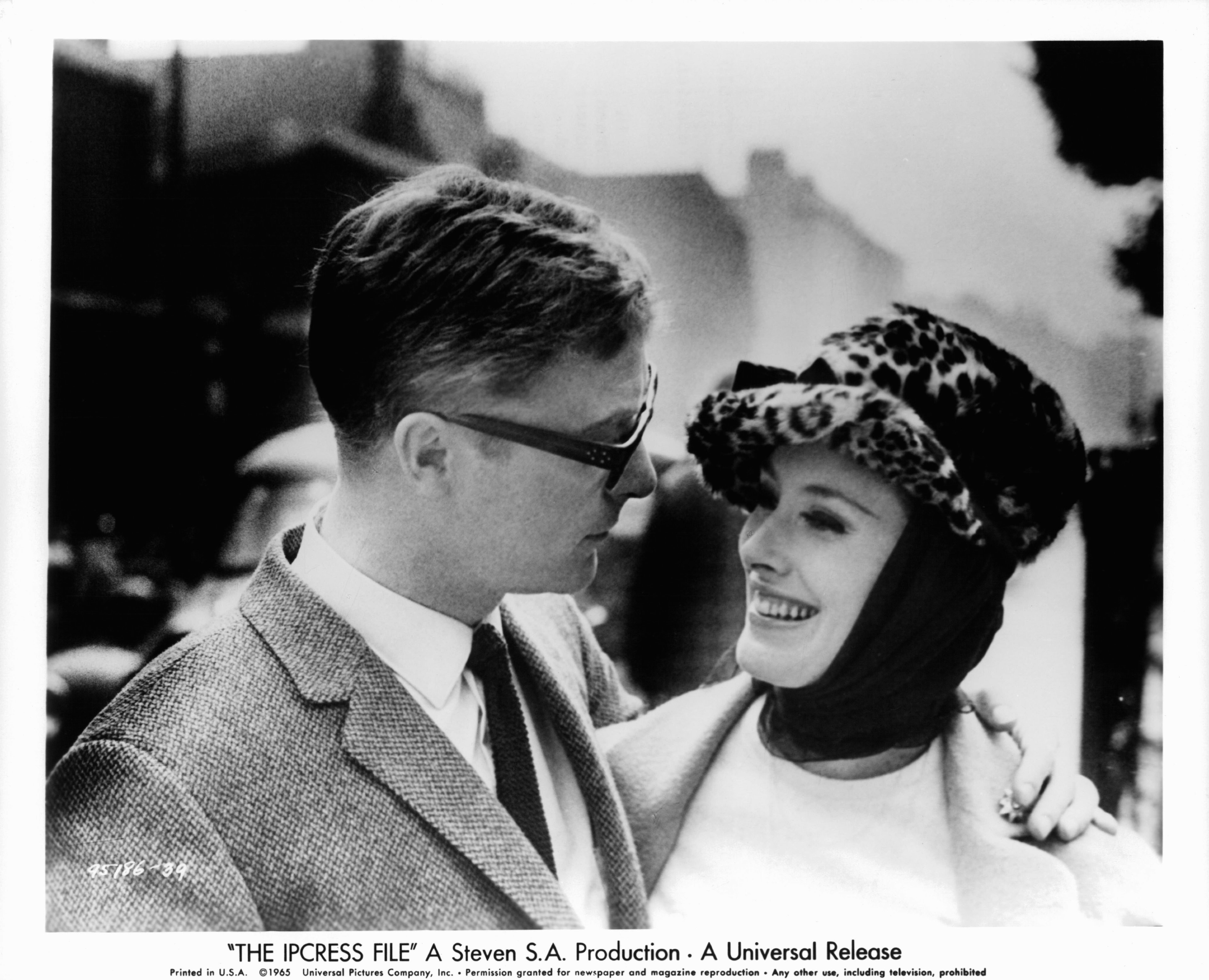 Michael Caine and Sue Lloyd in Досье Ипкресс (1965)