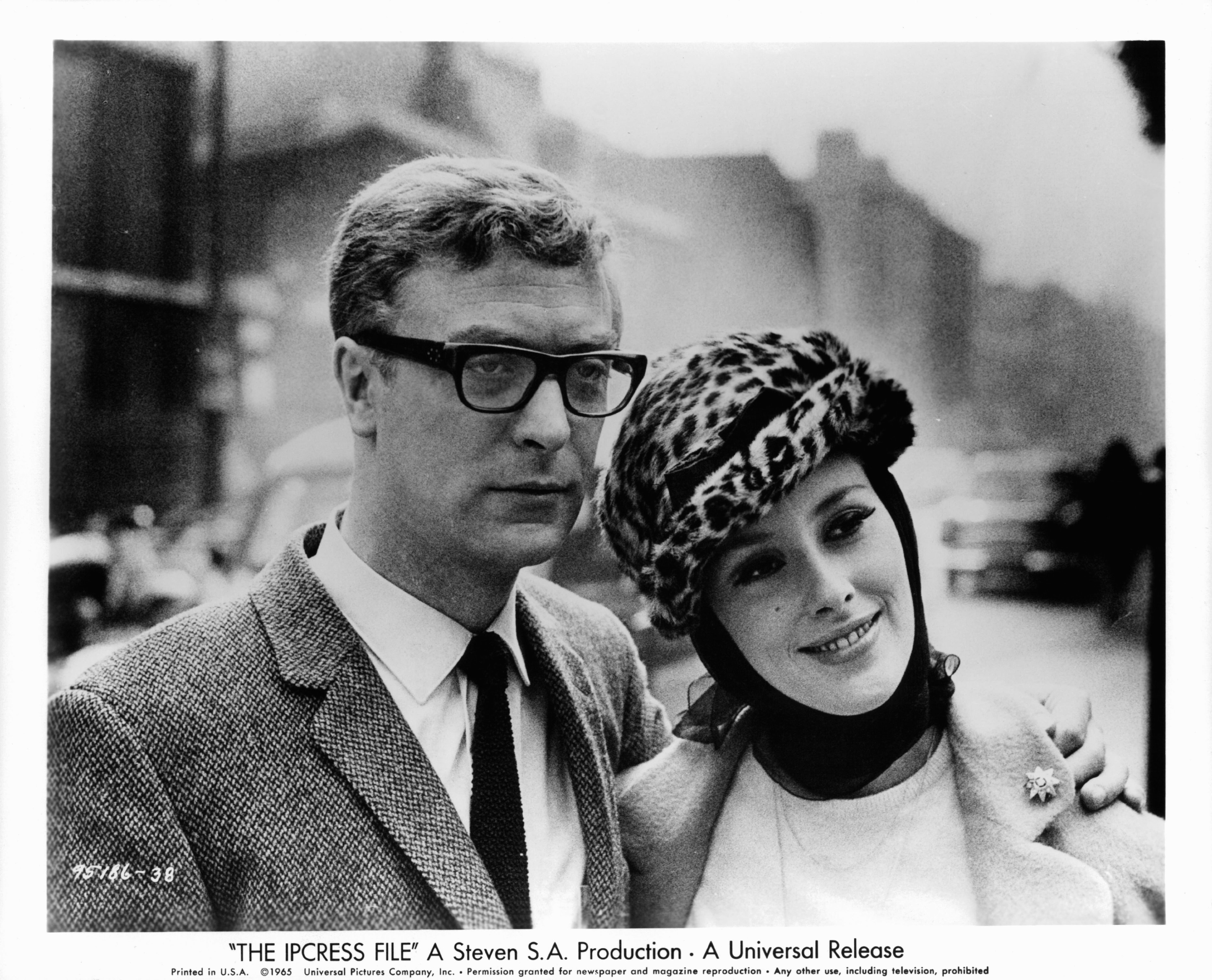Michael Caine and Sue Lloyd in Досье Ипкресс (1965)