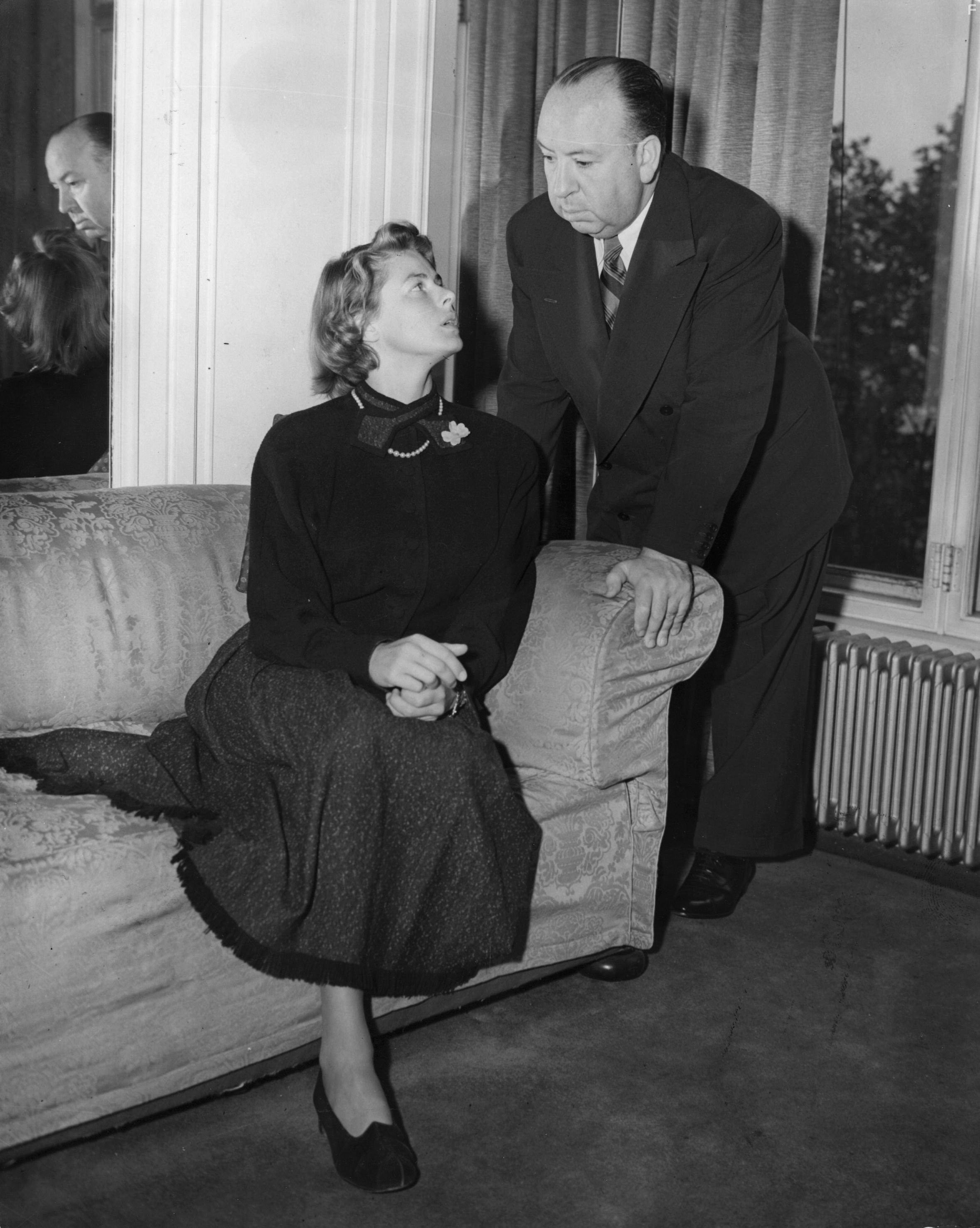 Ingrid Bergman and Alfred Hitchcock in Под знаком Козерога (1949)