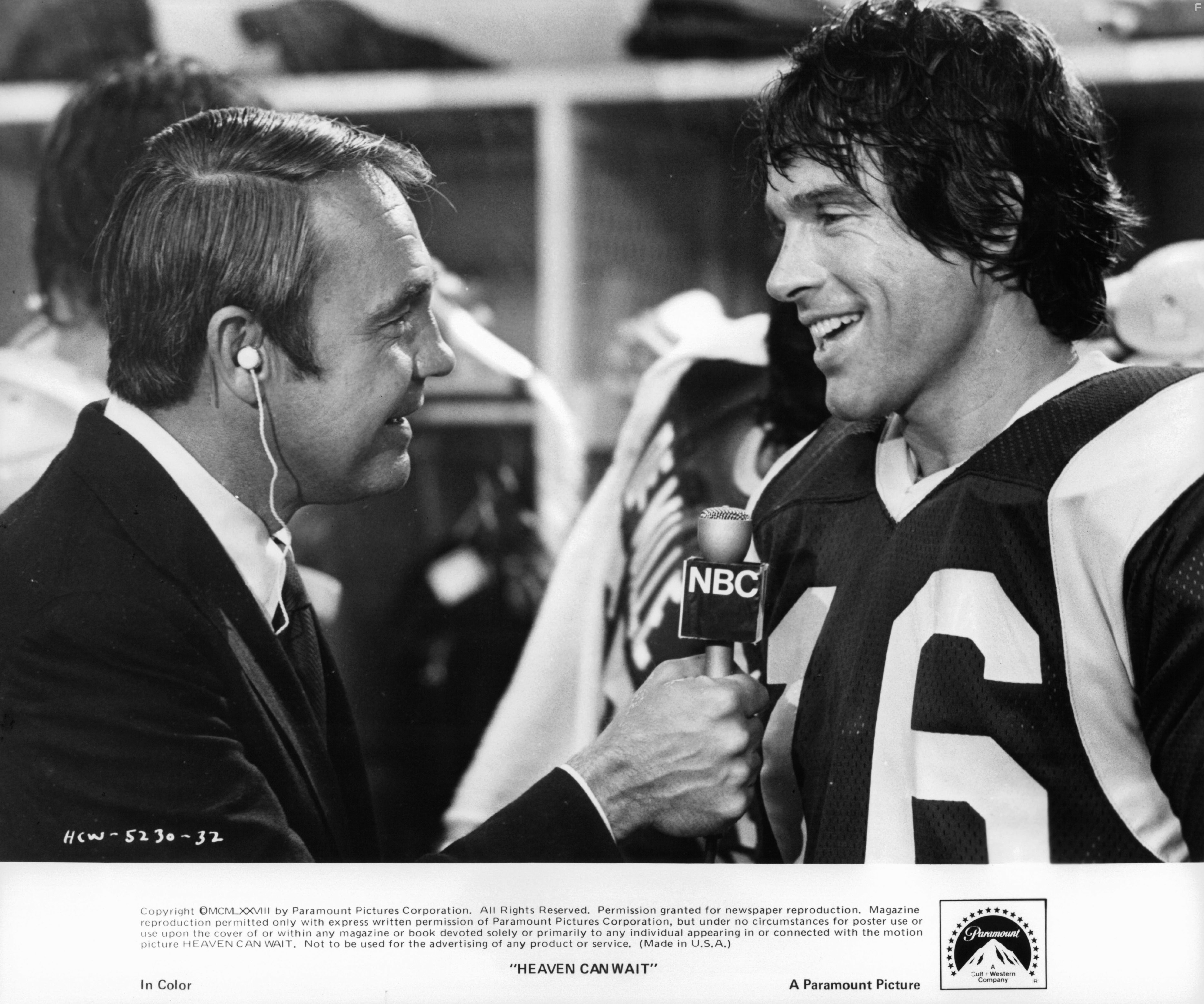 Warren Beatty and Dick Enberg in Небеса могут подождать (1978)