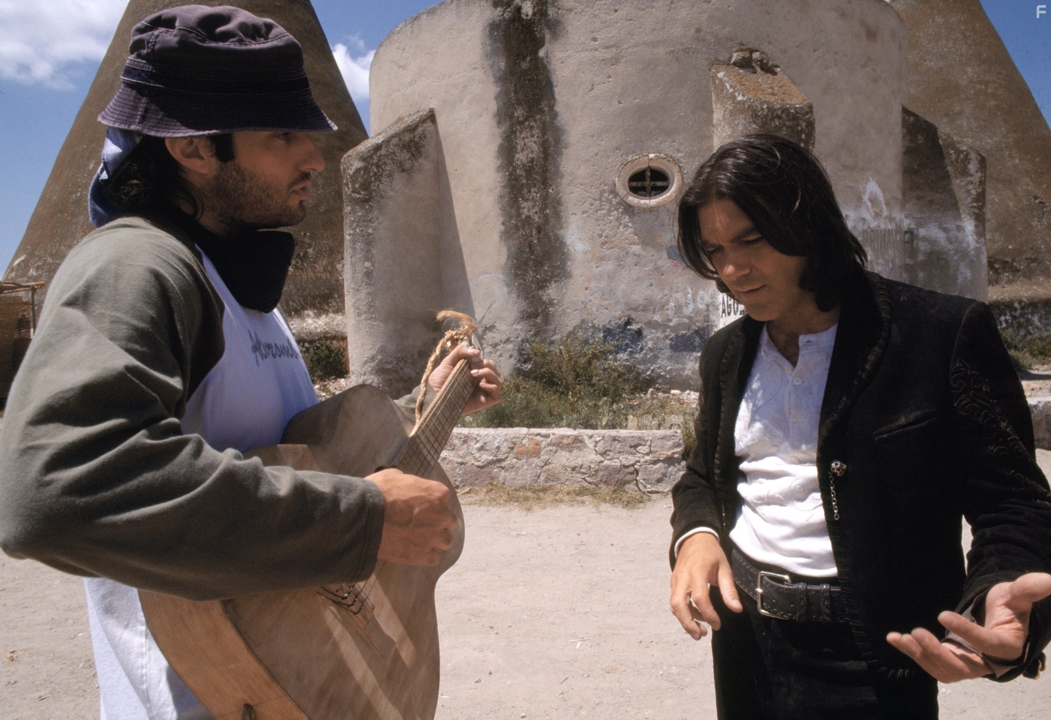 Antonio Banderas and Robert Rodriguez in Однажды в Мексике: Отчаянный 2 (2003)