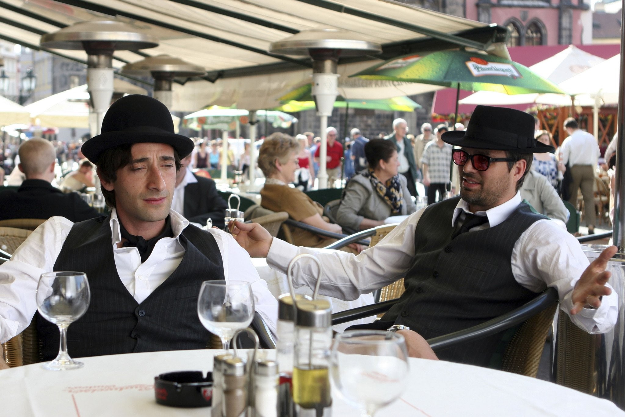 Adrien Brody and Mark Ruffalo in Братья Блум (2008)