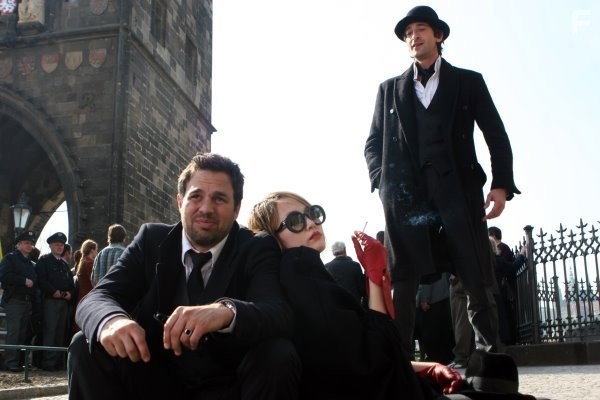 Adrien Brody, Rinko Kikuchi, and Mark Ruffalo in Братья Блум (2008)