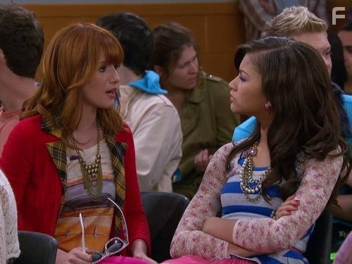 Bella Thorne and Zendaya in Танцевальная лихорадка (2010)