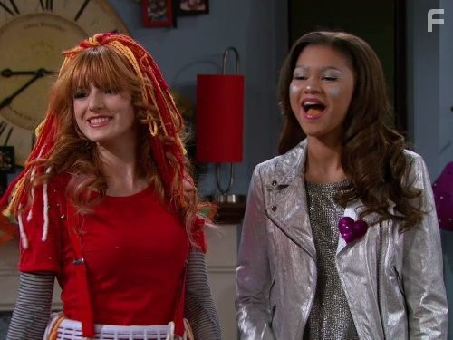 Bella Thorne and Zendaya in Танцевальная лихорадка (2010)
